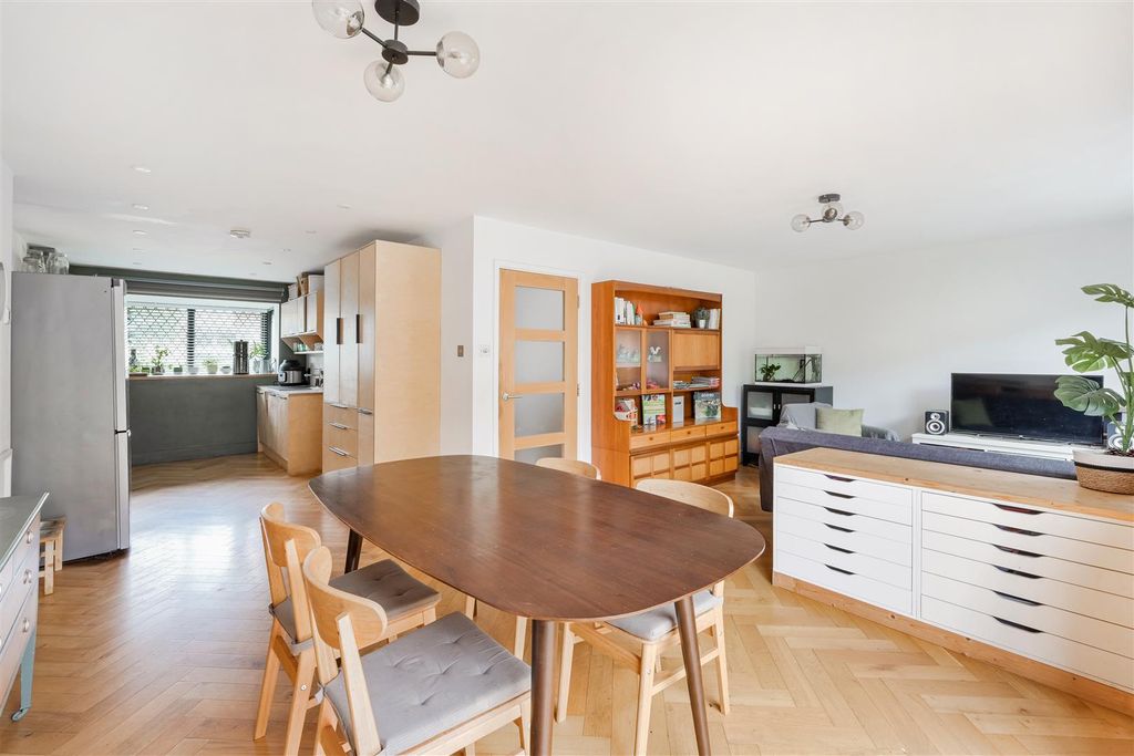 Property photo 2 of 14 Aston Way (12).Jpg