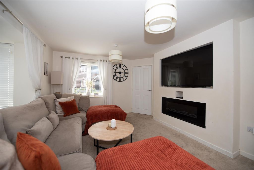 Property photo 3 of 11 Lounge