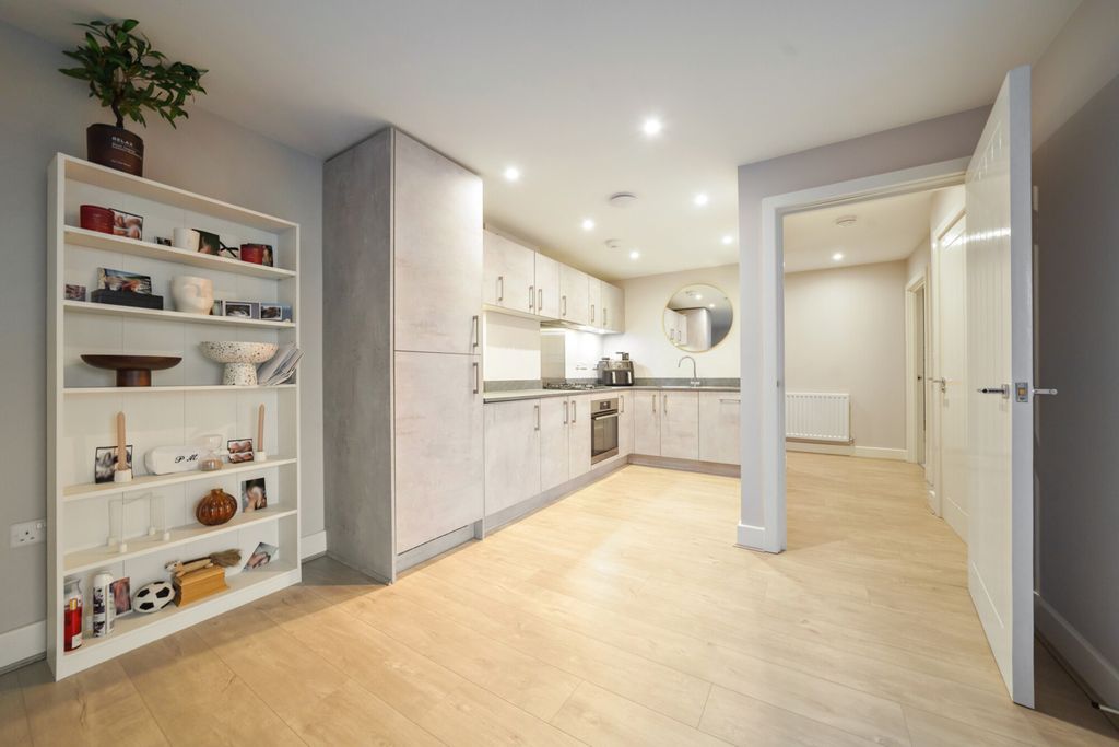 Property photo 3 of 10 Kitchen