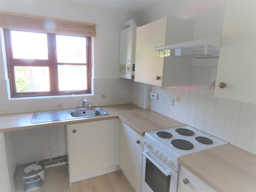 Property photo 3 of 8 Kitchen