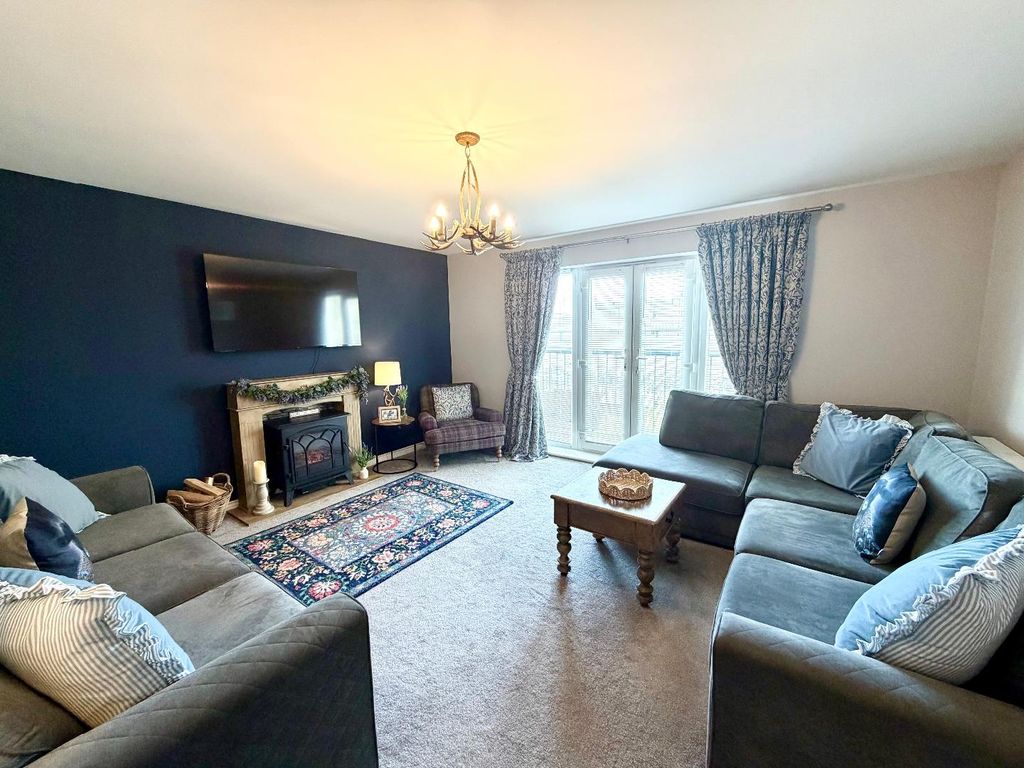 Property photo 3 of 16 Lounge