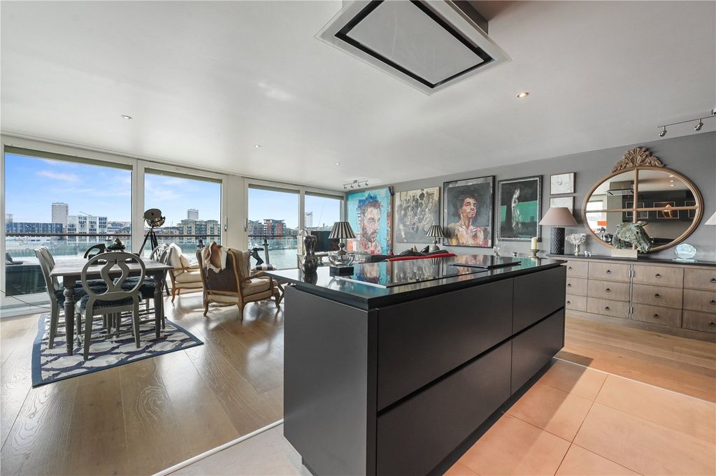 Property photo 1 of 17 Reception/Kitchen