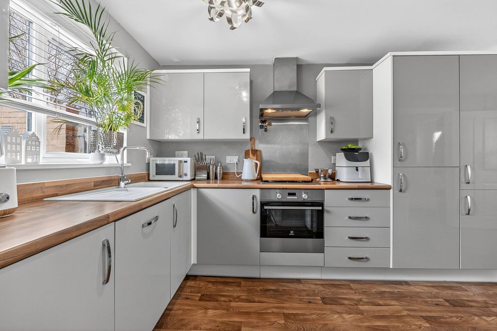 Property photo 3 of 23