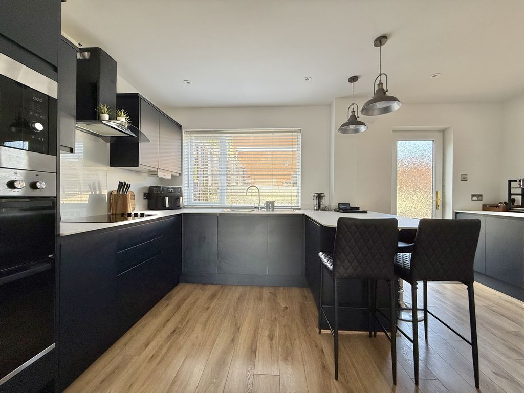 Property photo 2 of 19 Photo 4