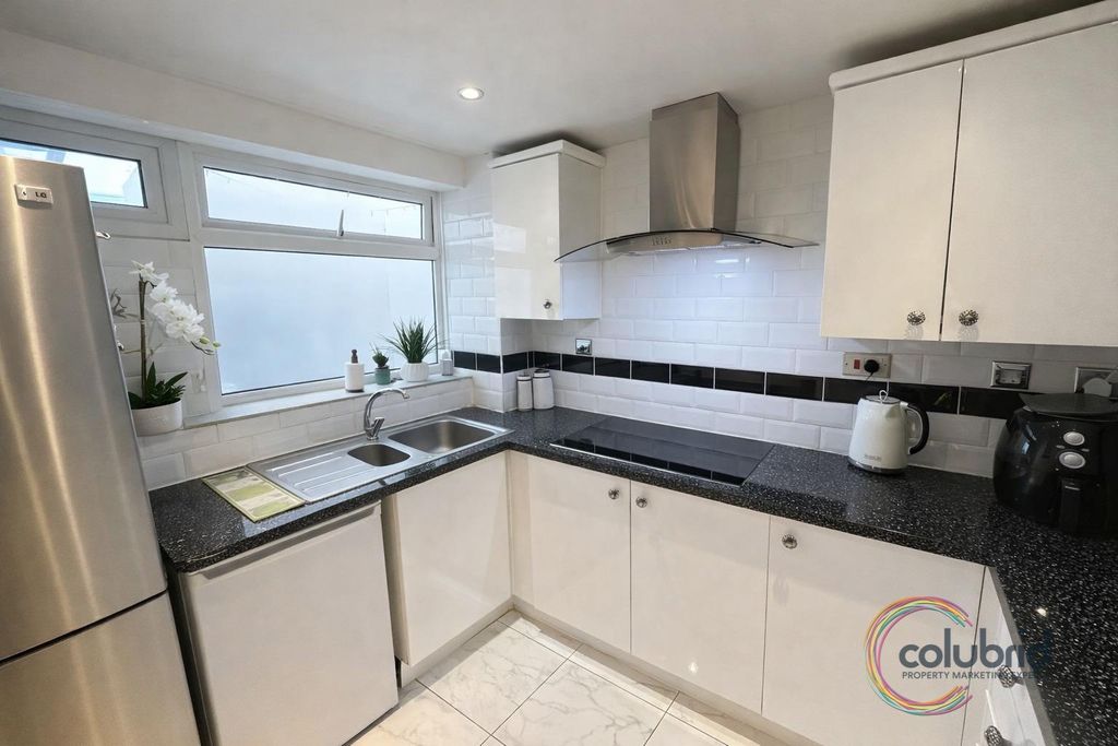 Property photo 3 of 17 E4Fa268F-5042-42B0-825E-280A7B44F1Bb.Jpeg