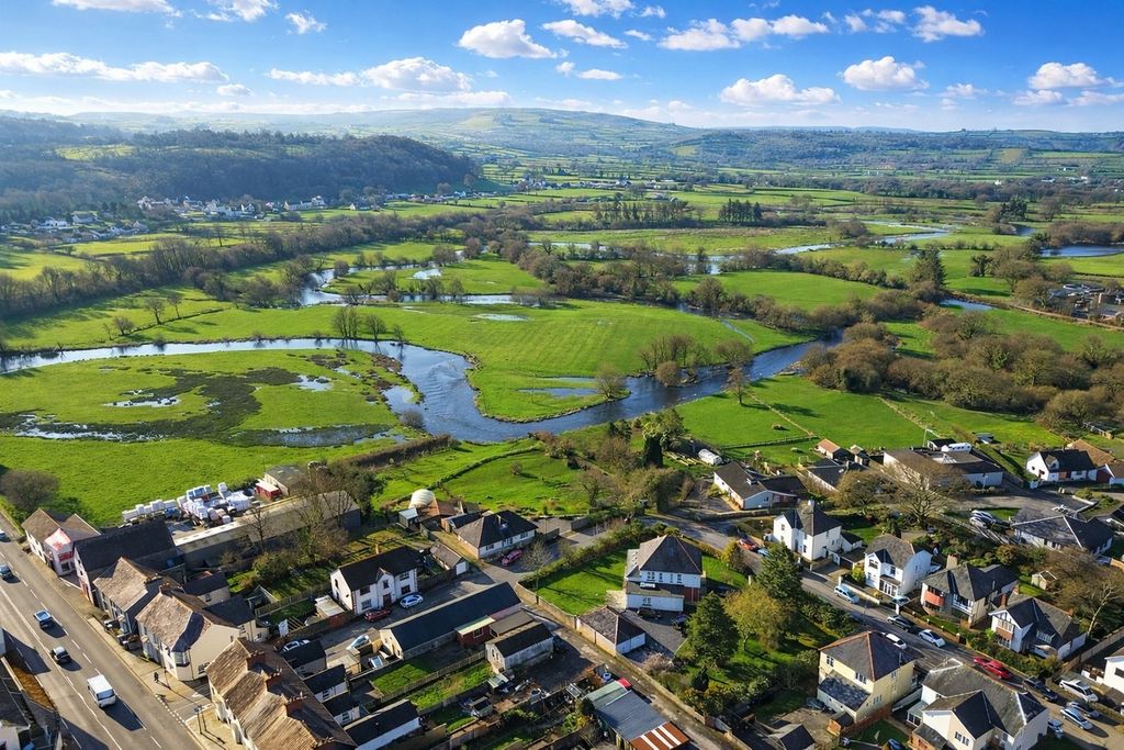 Property photo 2 of 27