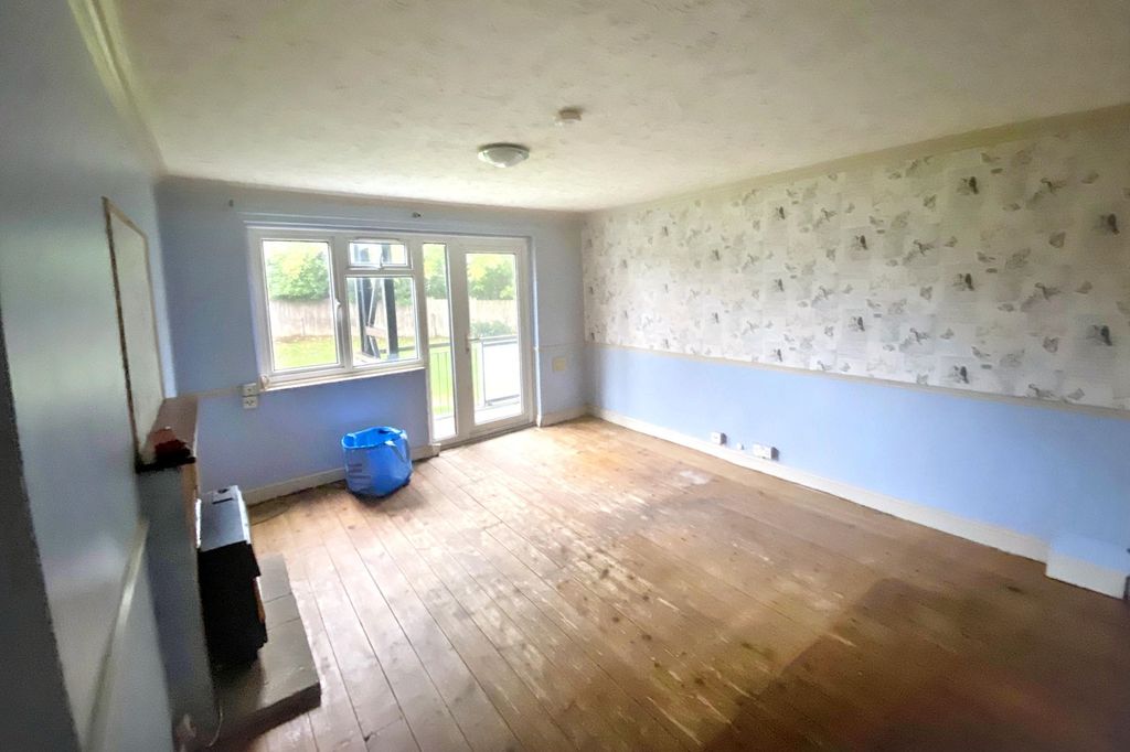 Property photo 2 of 14 23 Compton Flats, Sunningdale Road, Yeovil, Somerset, BA21 5Ly