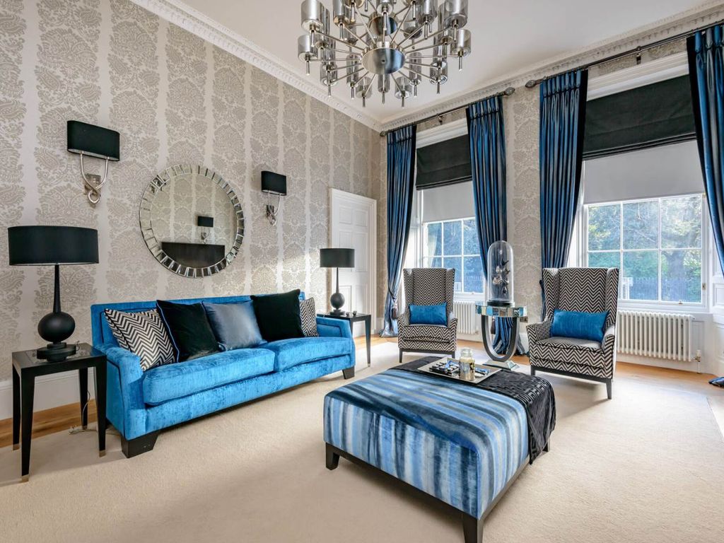 Property photo 3 of 20 71882_19-Heriotrow-004