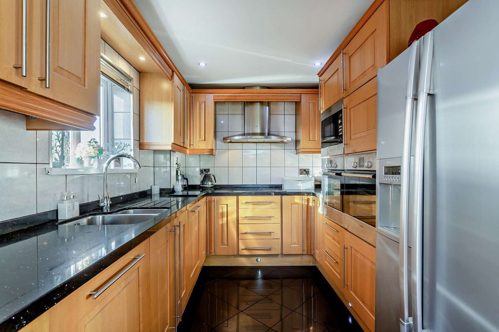 Property photo 2 of 24 Picture No. 27