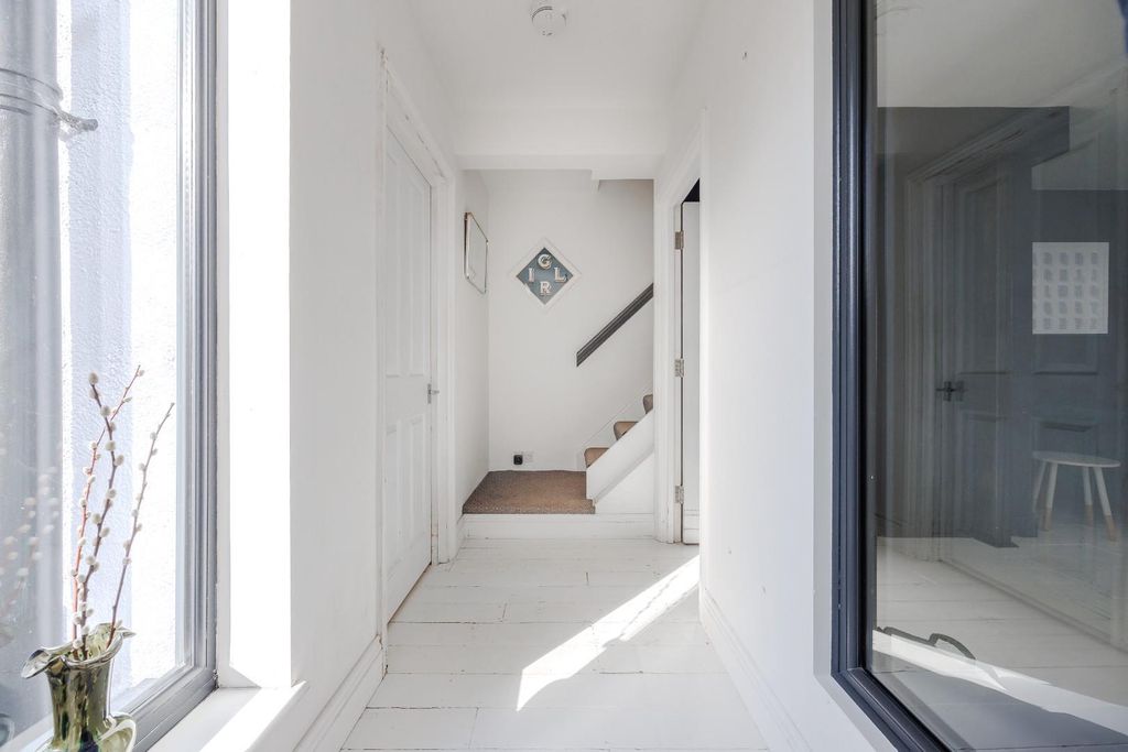 Property photo 3 of 25 Entrance