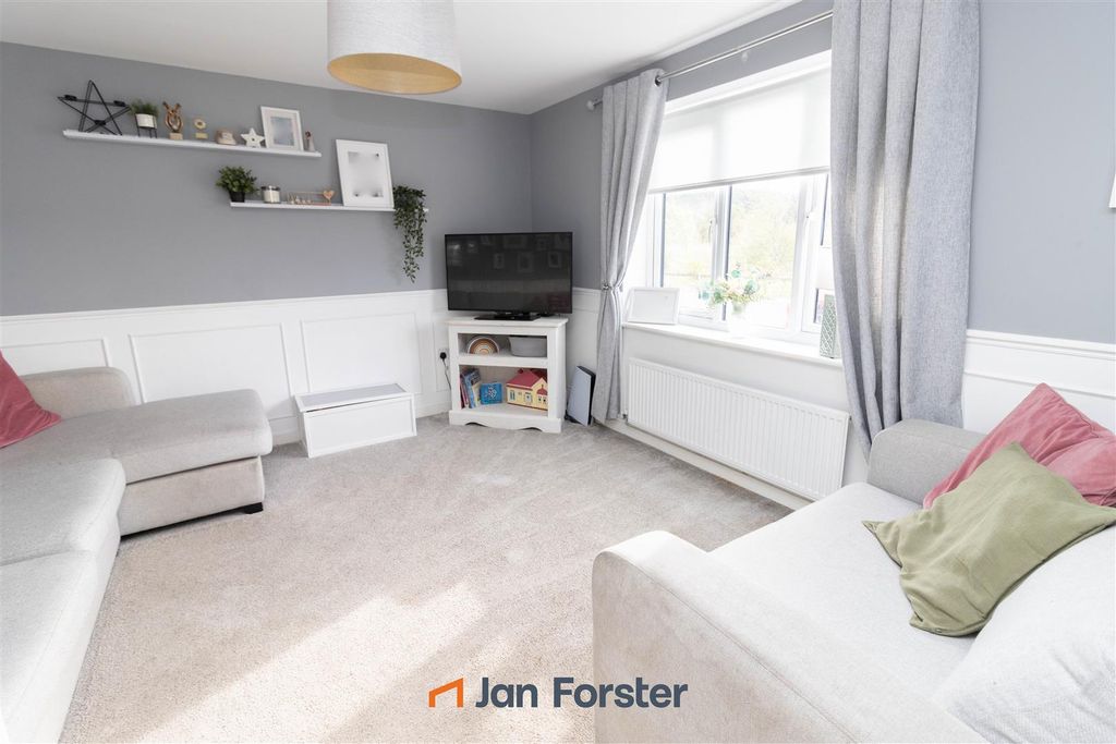 Property photo 2 of 16 Lounge