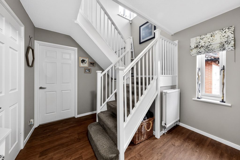 Property photo 3 of 30 Entrance Hall