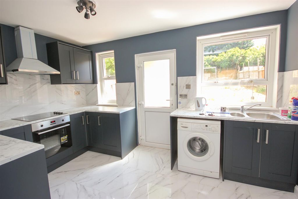 Property photo 2 of 10 Kitchen..Jpg