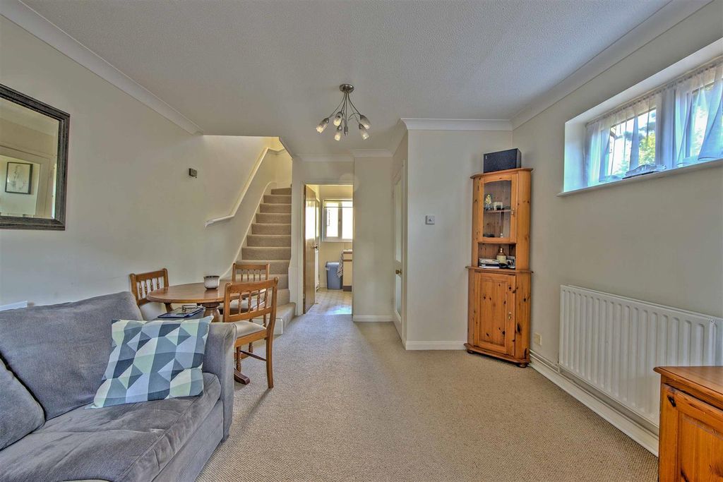 Property photo 3 of 9 Livingroom