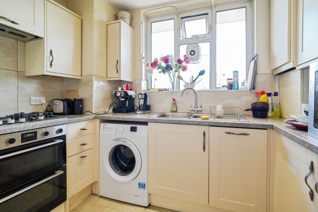 Property photo 2 of 9 Kitchen 2