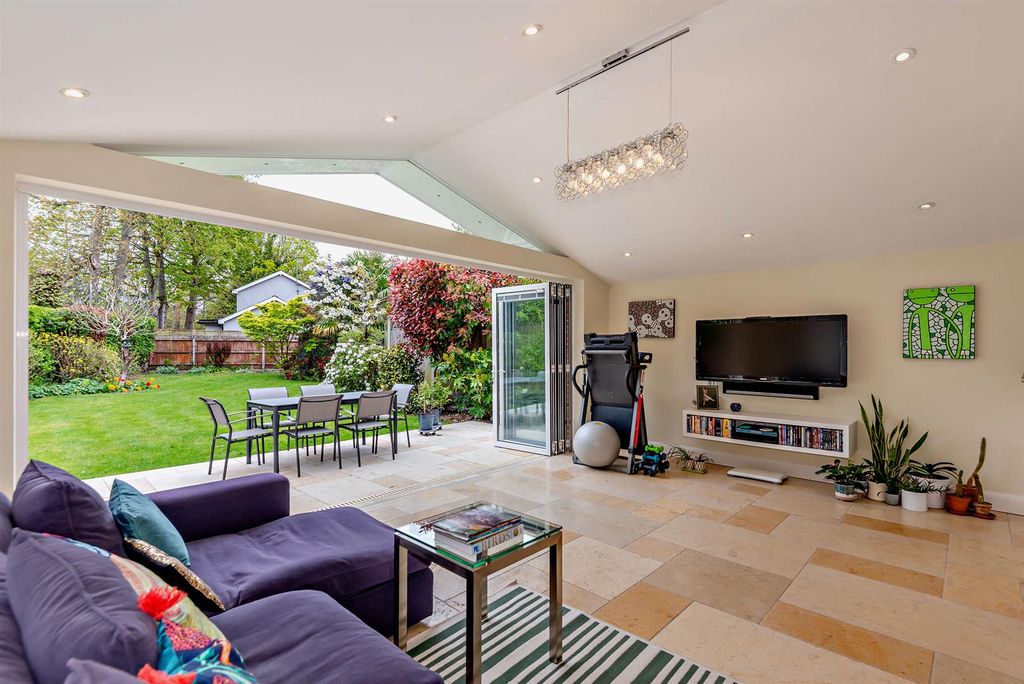 Property photo 3 of 25 8682657-Interior01-800.Jpg