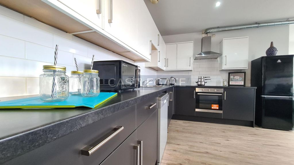 Property photo 2 of 17 Threadworks 2.1 Communal Kitchen (7)