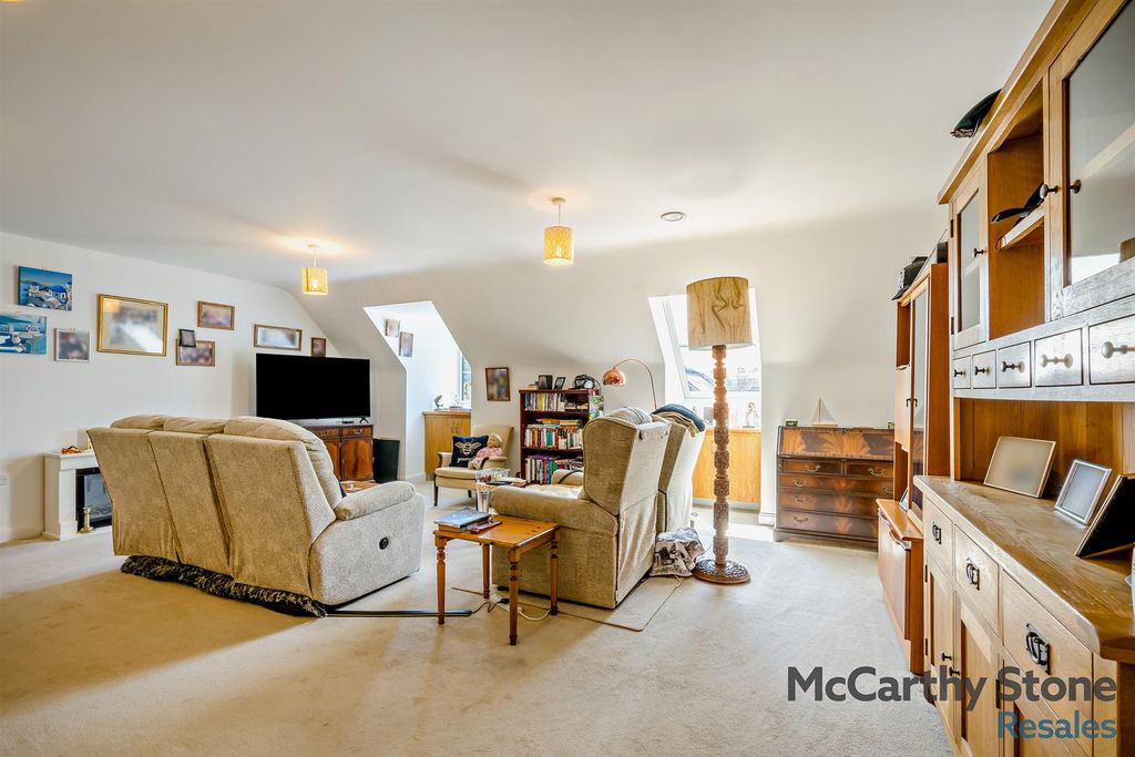 Property photo 3 of 23 8696022-Interior12-800.Jpg