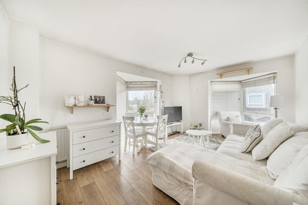 Property photo 2 of 10 Sitting Room