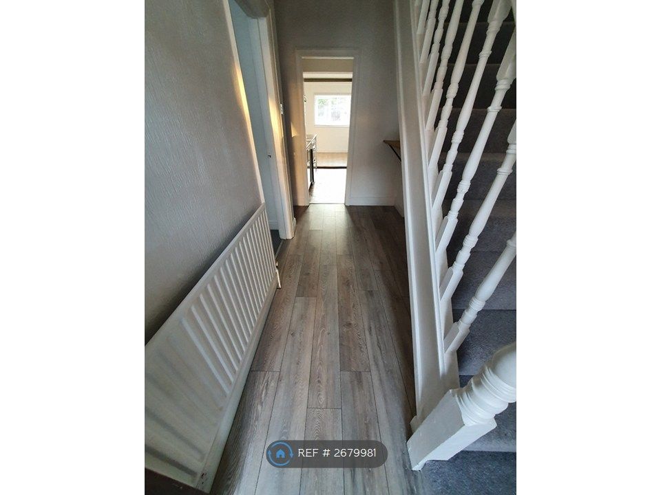 Property photo 2 of 17 Hallway