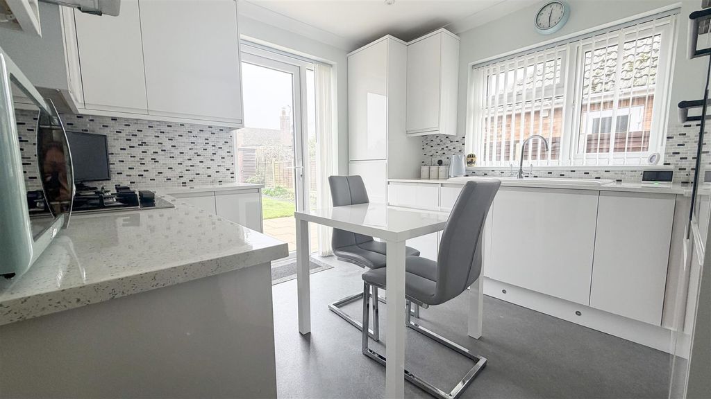 Property photo 3 of 11 Kitchen