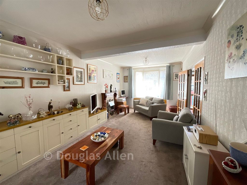 Property photo 3 of 12 Lounge