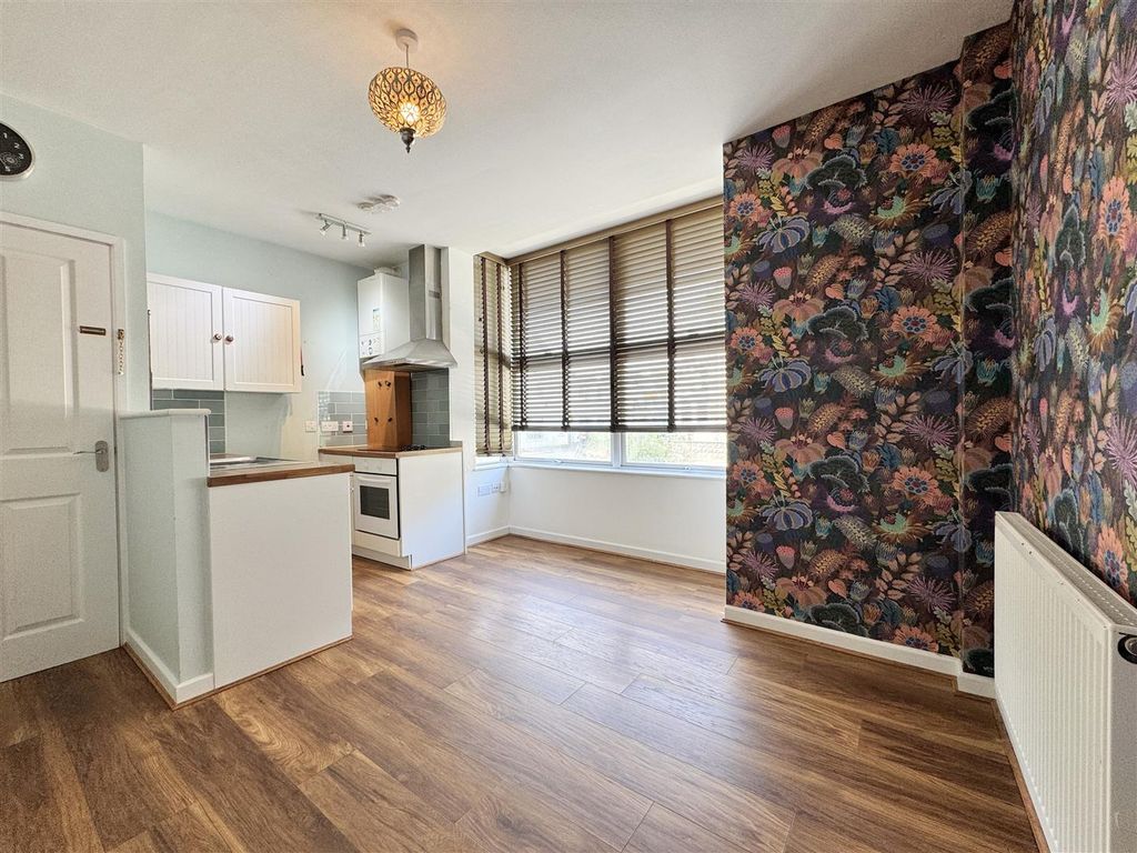 Property photo 2 of 13 Kitchen Lounge