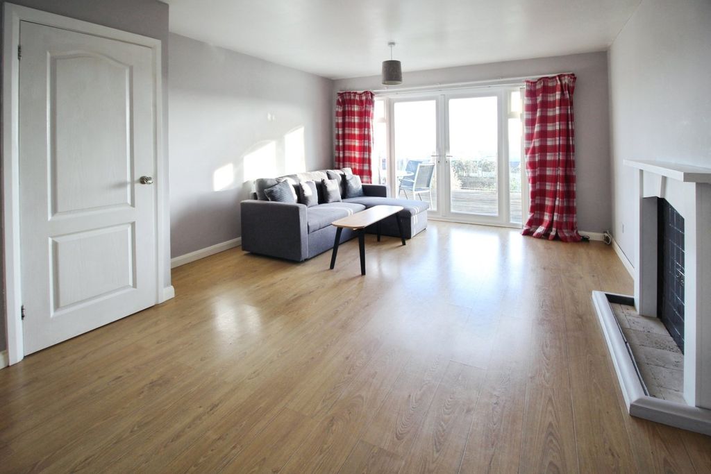 Property photo 3 of 18 Lounge