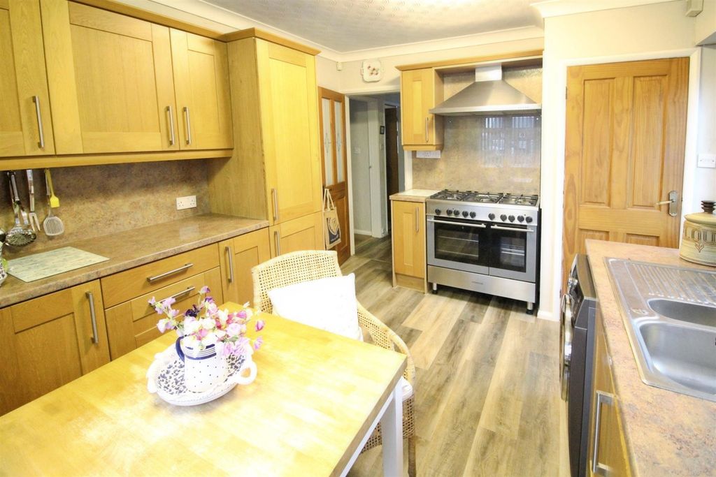 Property photo 3 of 11 Kitchen