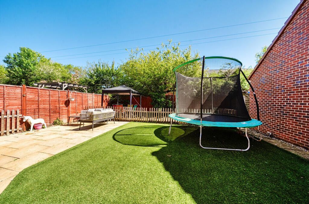 Property photo 2 of 15 Ffb600Af9d6E4d989B8673F3c7F814A0