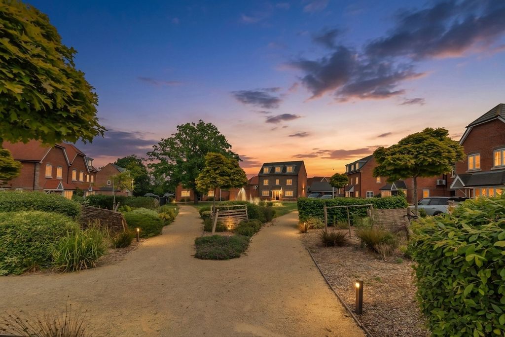Property photo 2 of 54 Dusk 1