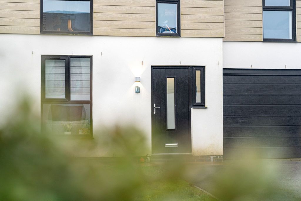 Property photo 3 of 33 Photograph 2