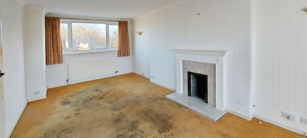 Property photo 3 of 20 Lounge