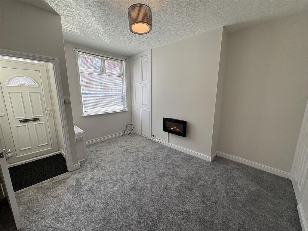 Property photo 2 of 11 Lounge