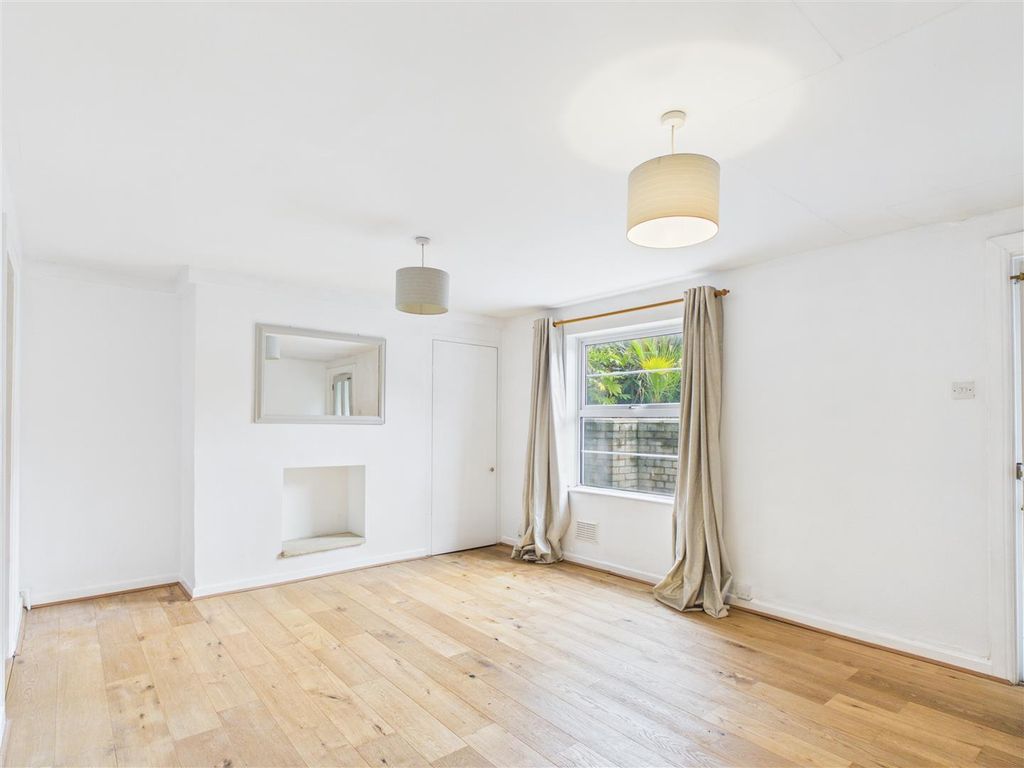 Property photo 3 of 7 Basement Flat 10 Hales Road03557G0-Pr0184-Still002