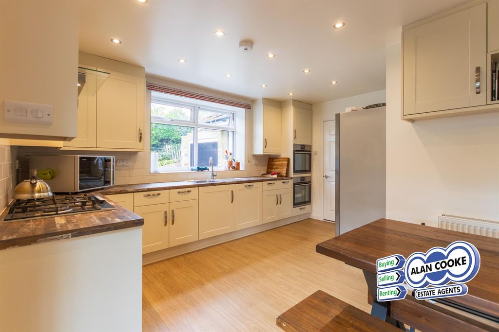 Property photo 2 of 24 Fully Fitted Deluxe Kitchen