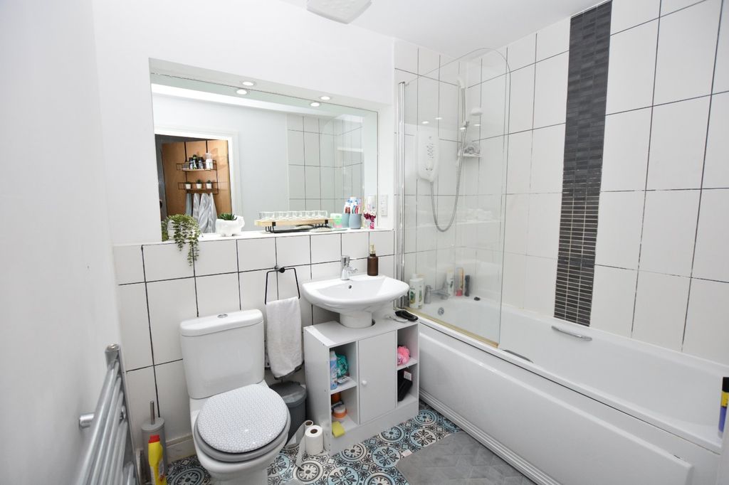 Property photo 3 of 10 Bathroom