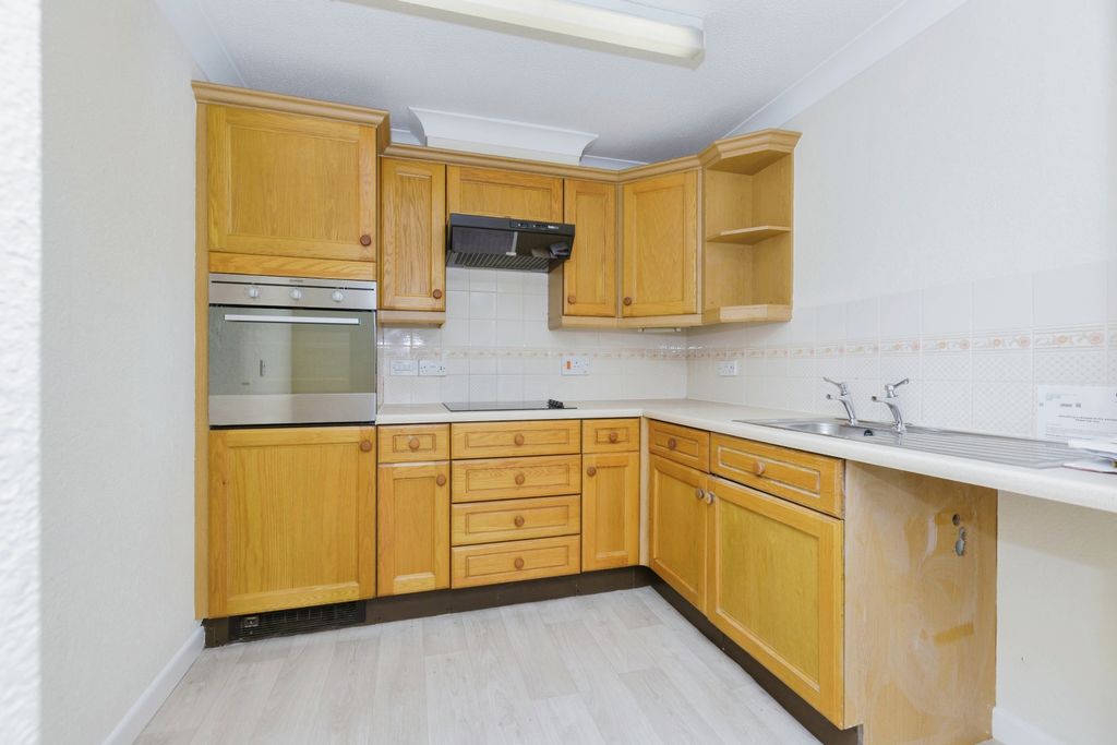 Property photo 3 of 10 Kitchen