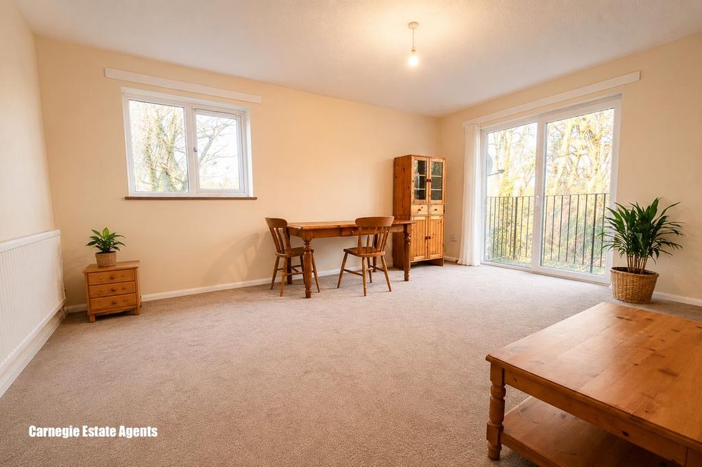 Property photo 2 of 11 Living/Dining Room