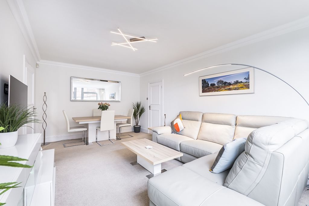 Property photo 3 of 11 5-Hollytree-Close...