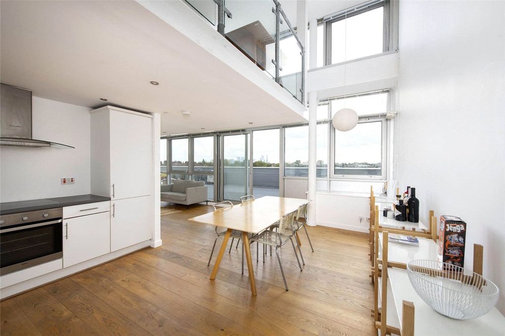Property photo 2 of 14 London Fields, E9