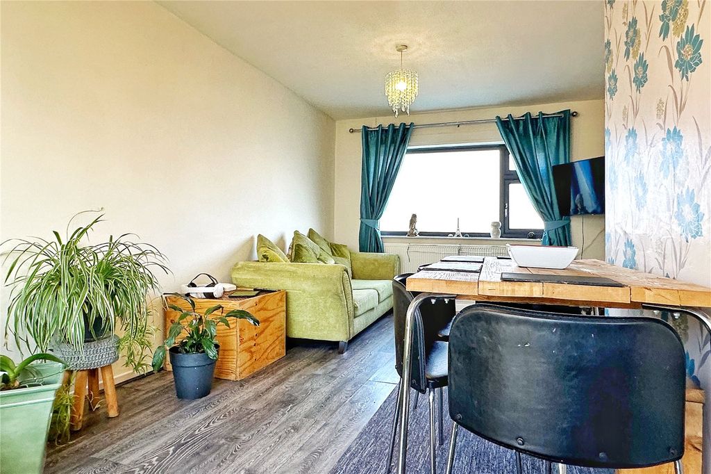 Property photo 3 of 18 Living Room