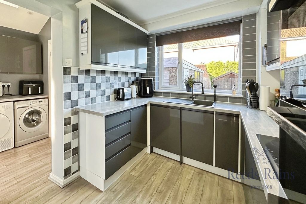 Property photo 2 of 14 Kitchen