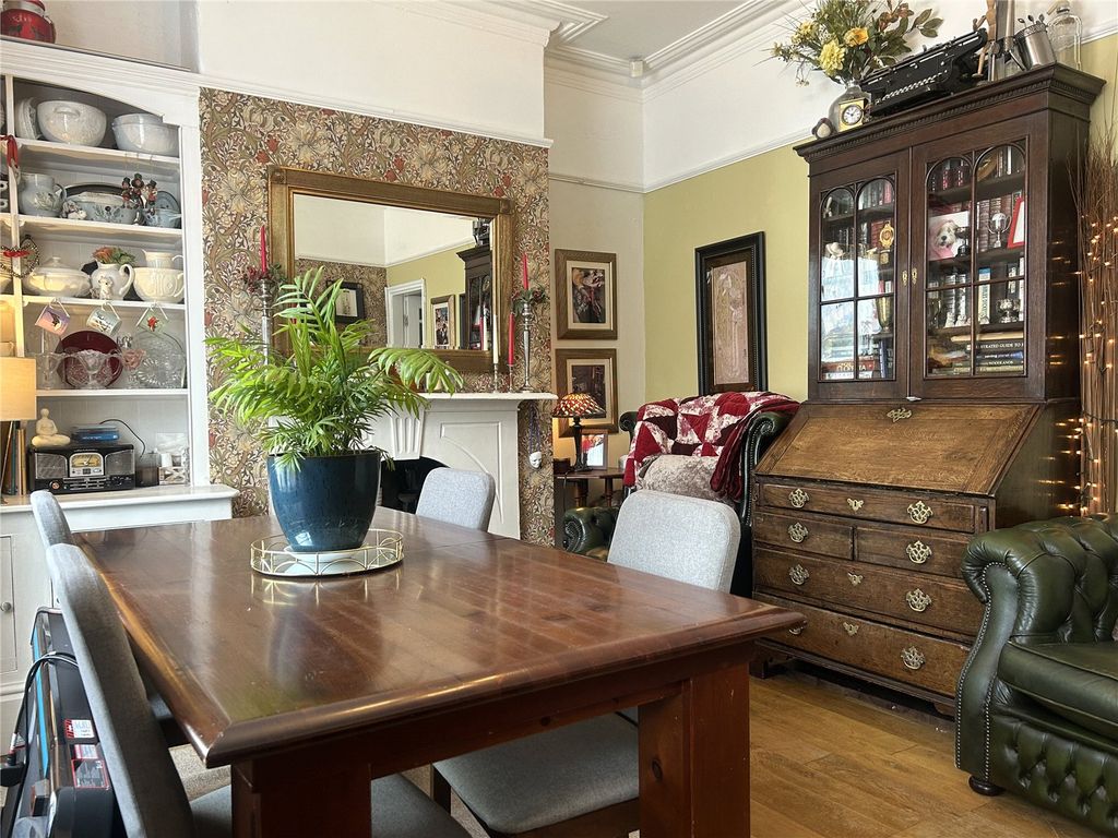 Property photo 3 of 18 Lounge