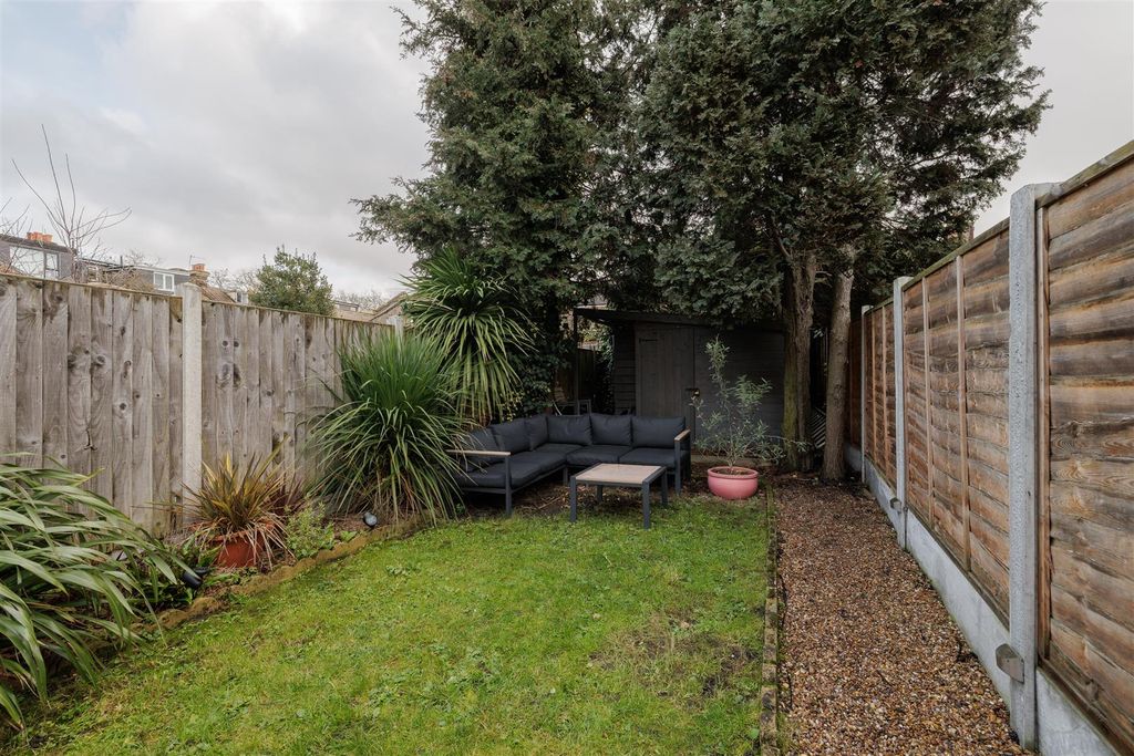 Property photo 3 of 33 Cann Hall Road, E11