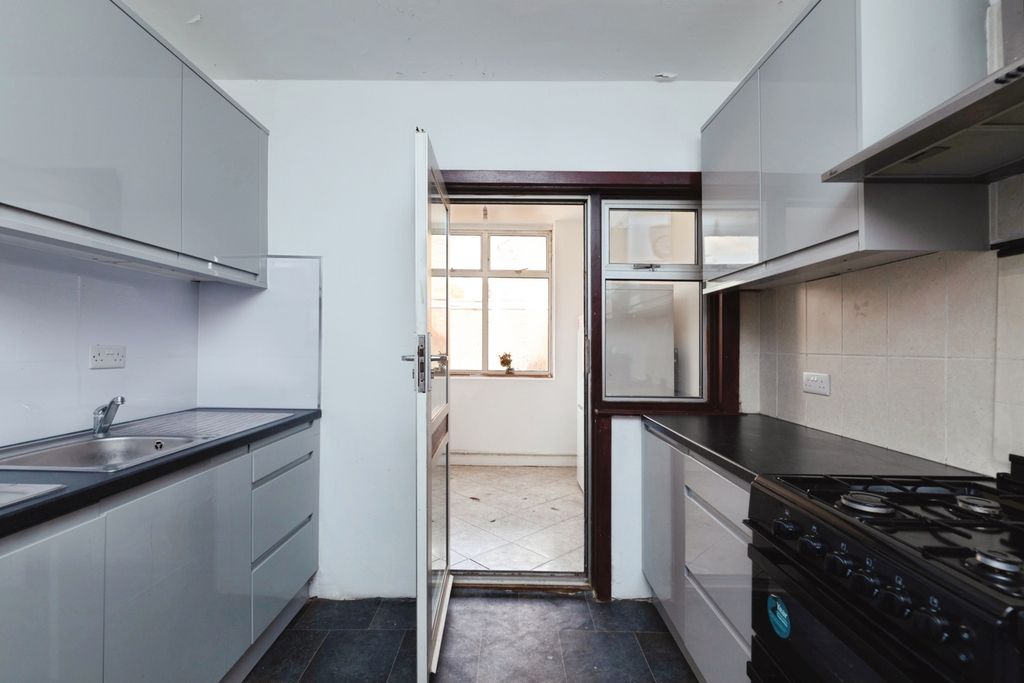 Property photo 3 of 11 Pbox-Img.Jpg