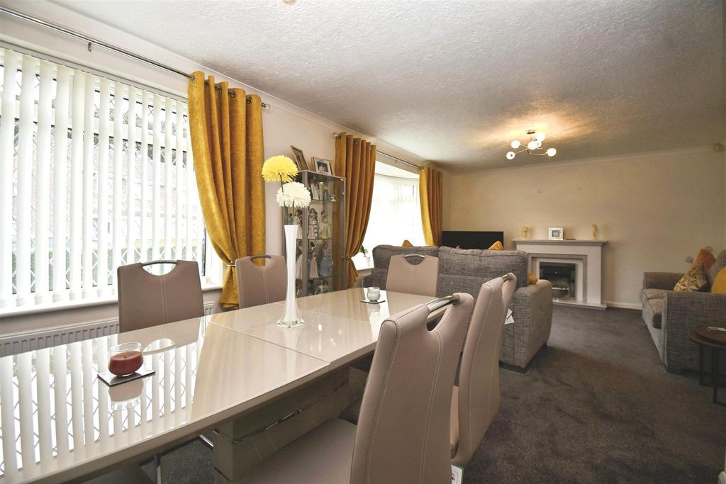 Property photo 3 of 26 Lounge/Dining Room