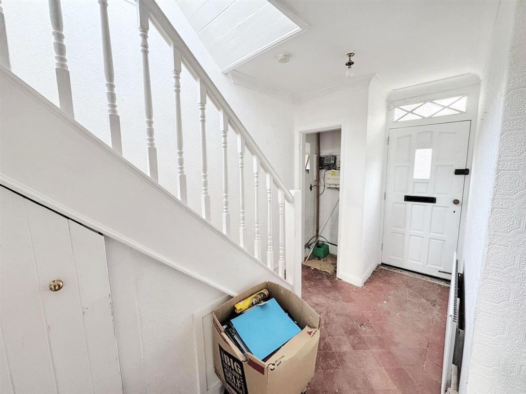 Property photo 2 of 8 Entrance Hall