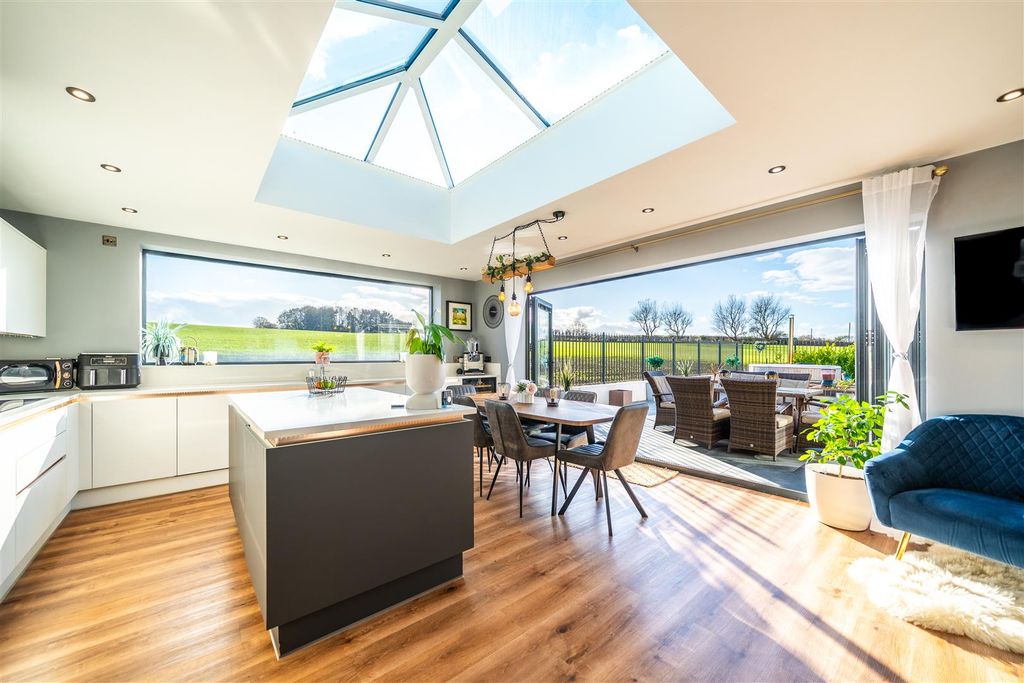 Property photo 2 of 32 Open Plan