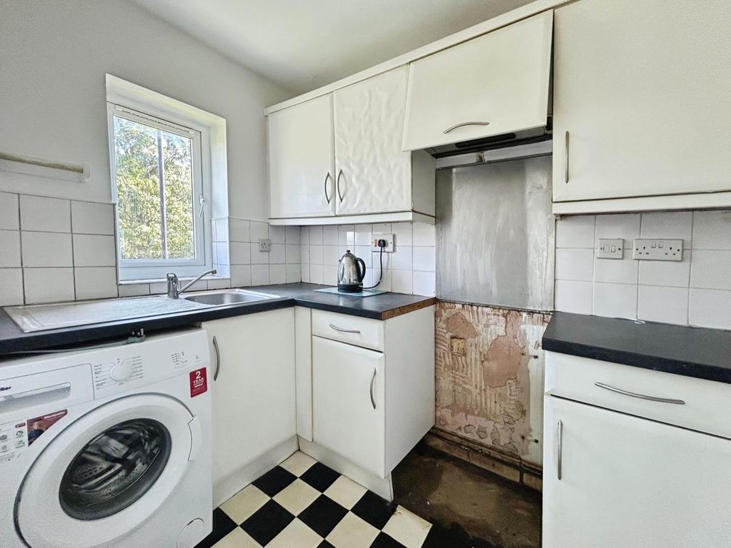 Property photo 3 of 10 Kitchen